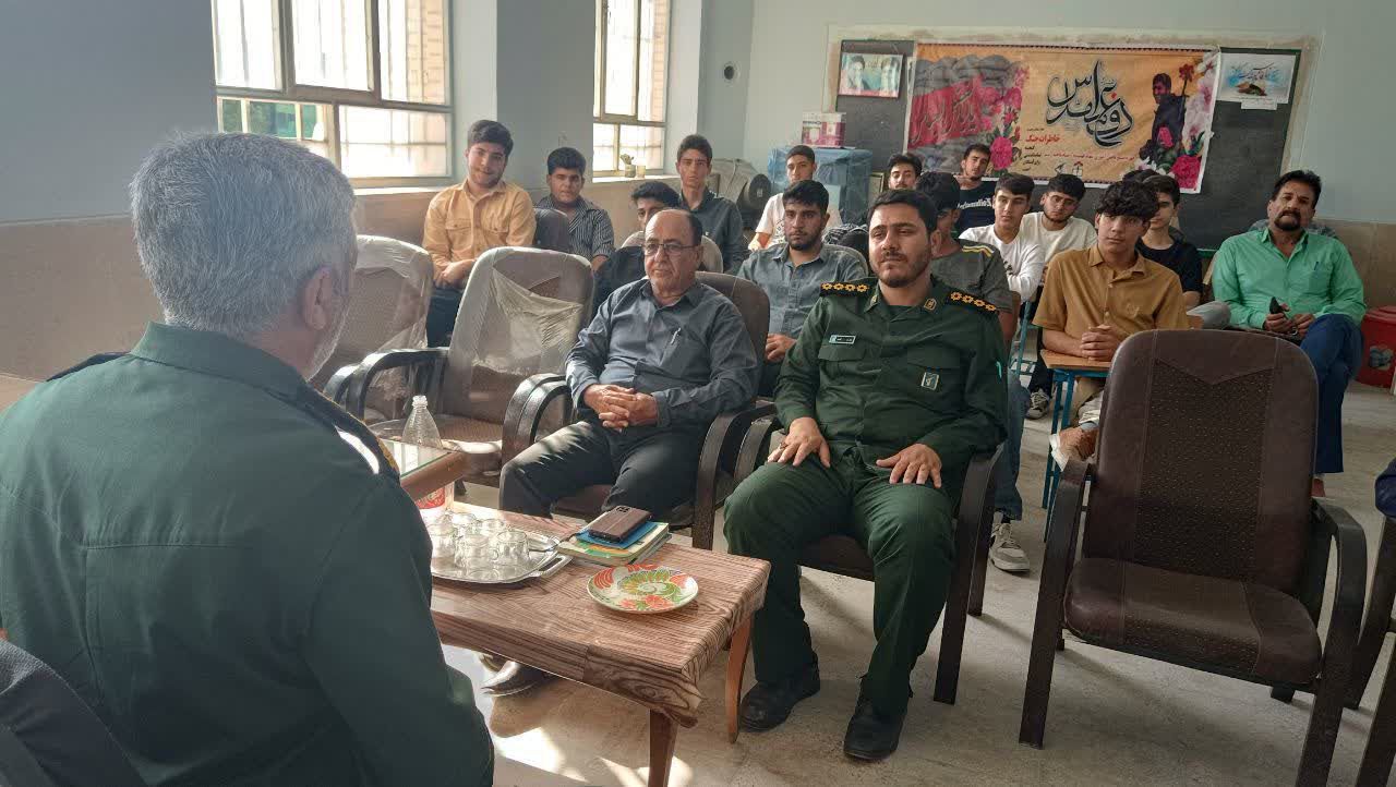  نشست روشنگری در مدرسه امام خمینی (ره) دهنو به مناسبت هفته دفاع مقدس 