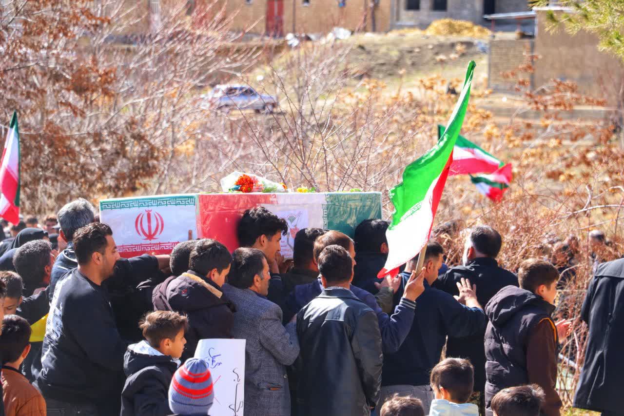 تشییع پیکر مطهر خلبان شهید بر دستان مردم دژکرد