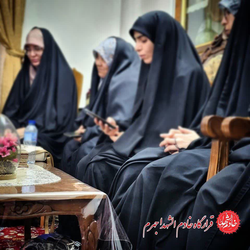 دیدار هفتگی خادمین شهدا با خانواده شهدا
