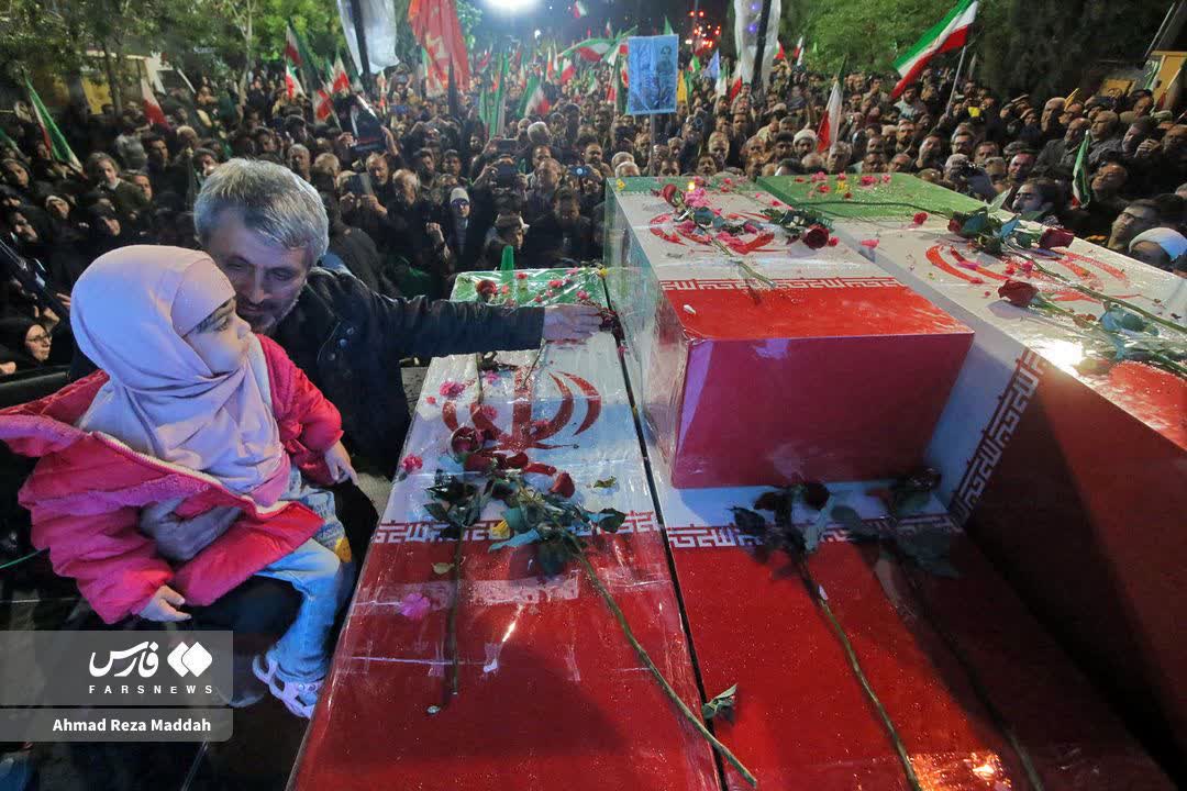 وداع شیرازی ها با پیکر خانواده شهید در قرار شبانه ۴۳